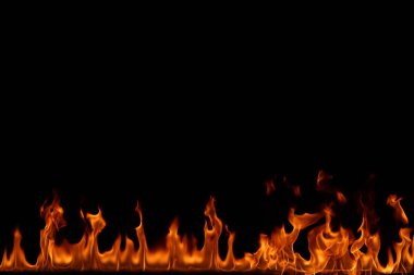 alevler siyah arkaplanda.