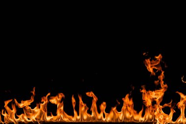 alevler siyah arkaplanda.