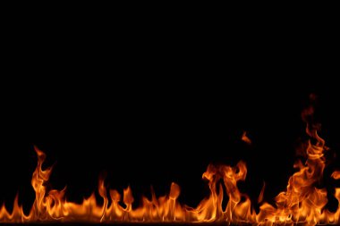 alevler siyah arkaplanda.