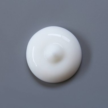 Gri arka planda izole kozmetik krem losyon.