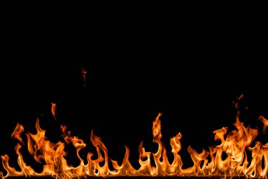 alevler siyah arkaplanda.