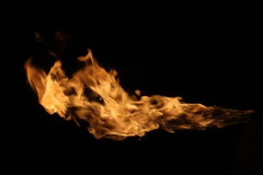 alevler siyah arkaplanda.