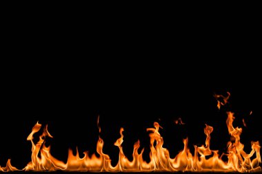 alevler siyah arkaplanda.