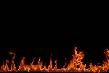 alevler siyah arkaplanda.