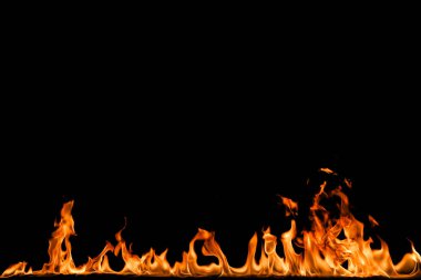 alevler siyah arkaplanda.