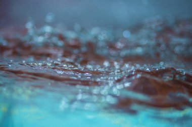 Su dalgası soyut arka plan bokeh ve damlacıklar.