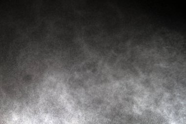 Siyah arka planda duman spreyi