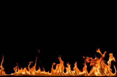 alevler siyah arkaplanda.