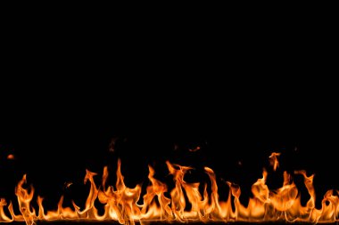 alevler siyah arkaplanda.