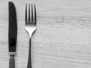 Ahşap zeminde kaşık ve çatal