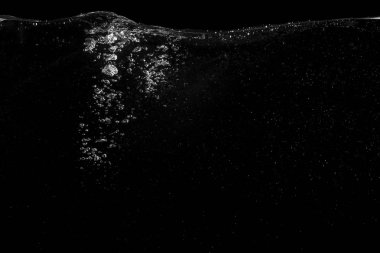 Suyun altında beyaz kabarcıklar