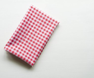 Ahşap mutfak masasının üzerine kırmızı havlu. Kopya ile yukarıdan görüntüle