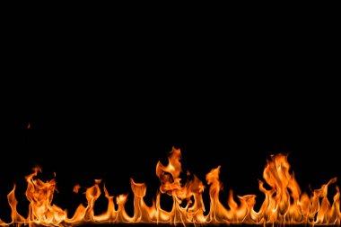 alevler siyah arkaplanda.