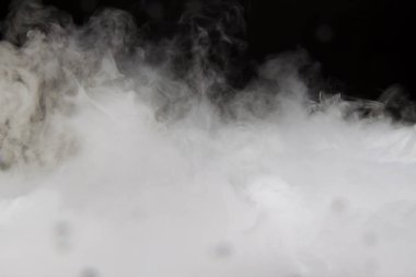 dumanı siyah arkaplanda.