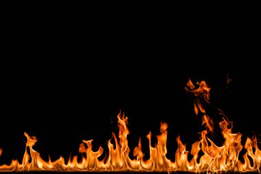 alevler siyah arkaplanda.