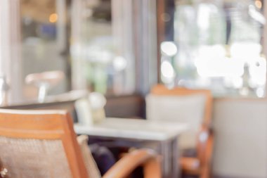 Dinlenme odasında ahşap sandalyeler bulanık.