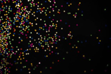 Yıldız kavramı ile renkli siyah bir arka plan karşı izole.