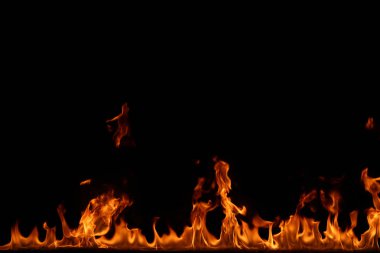 alevler siyah arkaplanda.