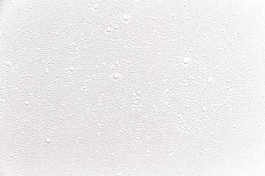 Beyaz arka planda su damlası kavramı