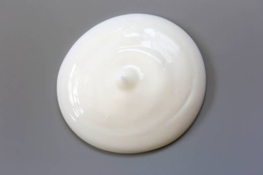 Gri arka planda izole kozmetik krem losyon.