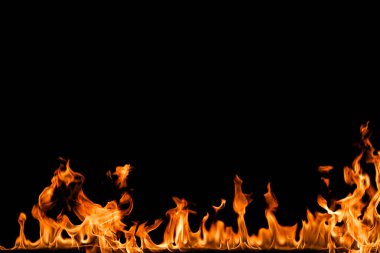 alevler siyah arkaplanda.