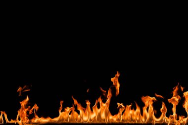 alevler siyah arkaplanda.