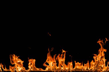 alevler siyah arkaplanda.