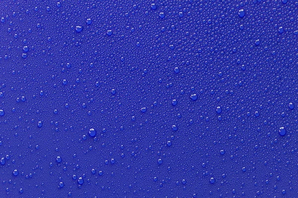 Kapky vody na modrém pozadí. — Stock fotografie