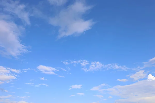 Fond bleu ciel avec de minuscules nuages. — Photo