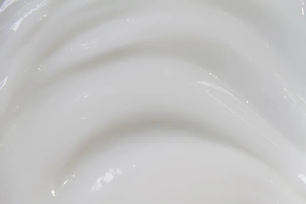 The white surface of the cream lotion softens the background. — Stock Photo, Image