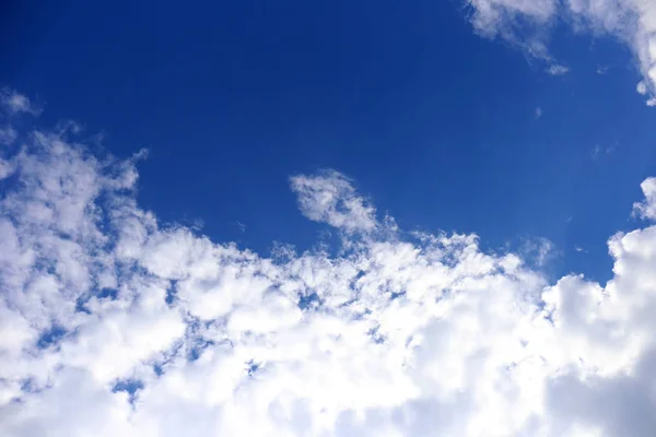 Blauer Himmel Hintergrund mit winzigen Wolken. — Stockfoto