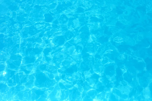 スイミングプールの青い色の水は水の詳細バックグローンを波紋 — ストック写真