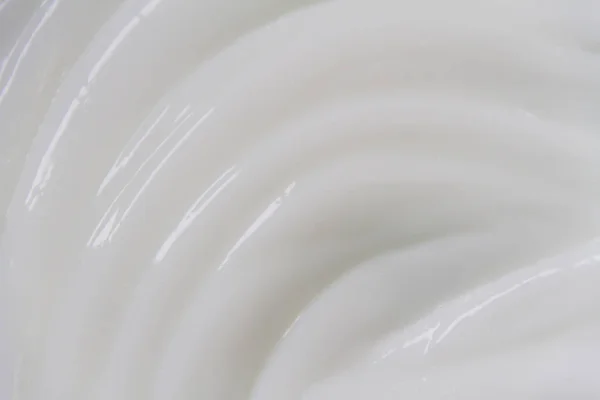 Bílý povrch krémově mléka změkčuje pozadí. — Stock fotografie