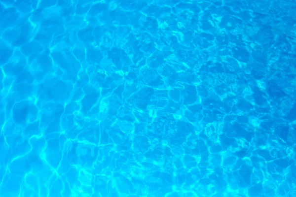 Eau de couleur bleue dans la piscine détail de l'eau ondulée backgroun — Photo