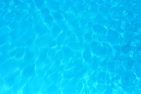 Eau de couleur bleue dans la piscine détail de l'eau ondulée backgroun — Photo