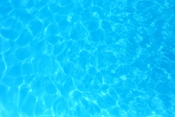 Eau de couleur bleue dans la piscine détail de l'eau ondulée backgroun — Photo