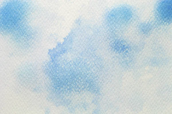 Aquarela azul sobre papel branco, fundo abstrato — Fotografia de Stock