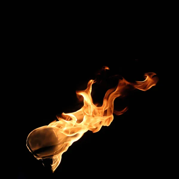 Feuerflamme isoliert auf schwarzem Hintergrund — Stockfoto