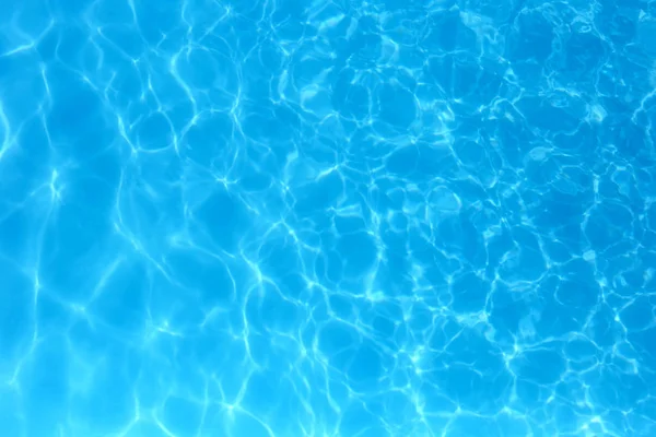 Blaue Farbe Wasser im Schwimmbad kräuselte Wasser Detail Hintergrund — Stockfoto
