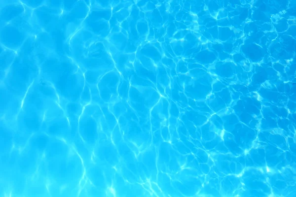 Blå färg vatten i poolen veckade vatten detalj bakgrunds — Stockfoto