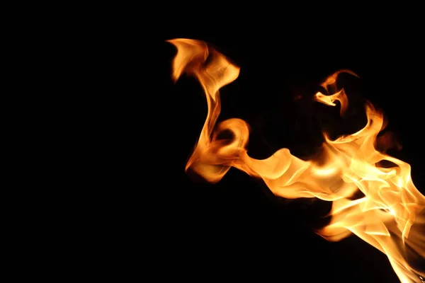 Ateş alevi siyah arkaplanda izole edildi — Stok fotoğraf
