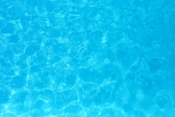 Eau de couleur bleue dans la piscine détail de l'eau ondulée backgroun — Photo