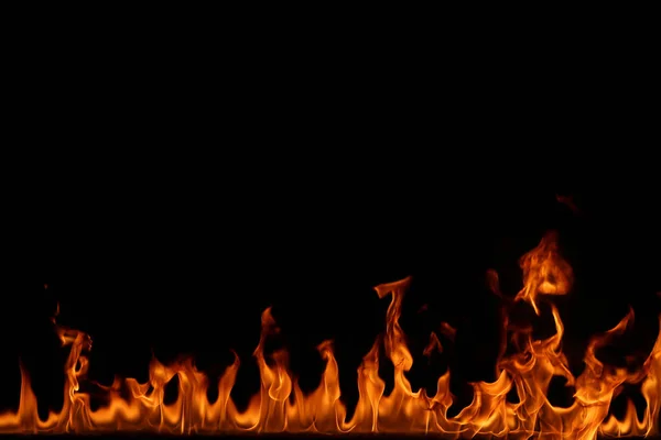 Flammen auf schwarzem Hintergrund. — Stockfoto