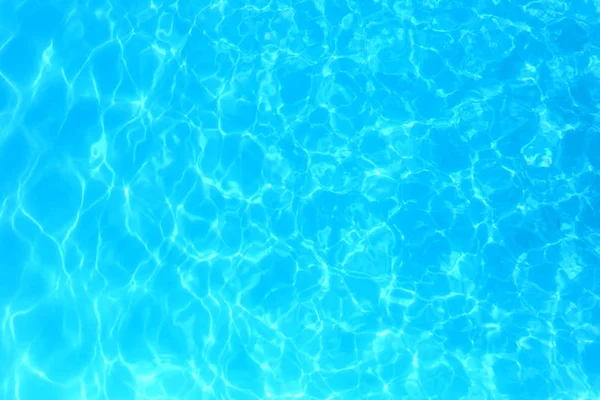 Eau de couleur bleue dans la piscine détail de l'eau ondulée backgroun — Photo