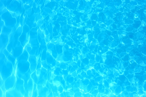 Eau de couleur bleue dans la piscine détail de l'eau ondulée backgroun — Photo