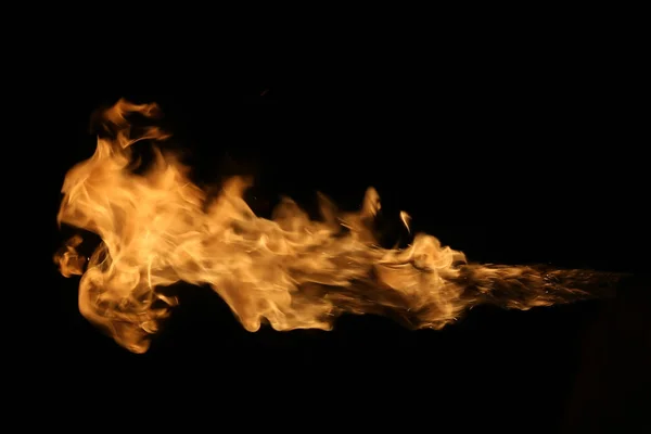 Огонь пламя на черном фоне. — стоковое фото