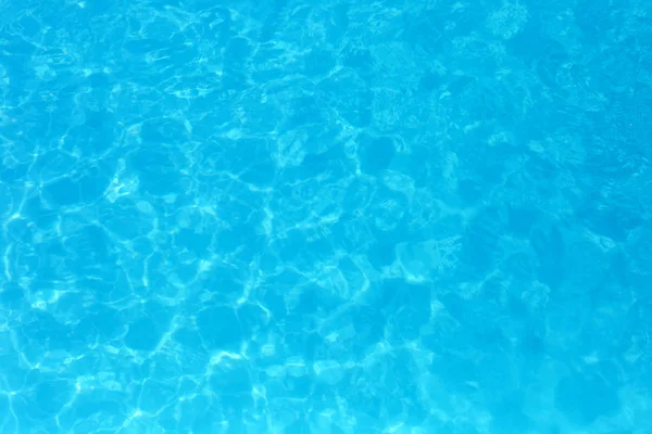 Eau de couleur bleue dans la piscine détail de l'eau ondulée backgroun — Photo