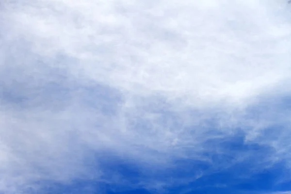 Abstracto cielo blanco nublado y azul en un día soleado. Cielo fantástico a — Foto de Stock