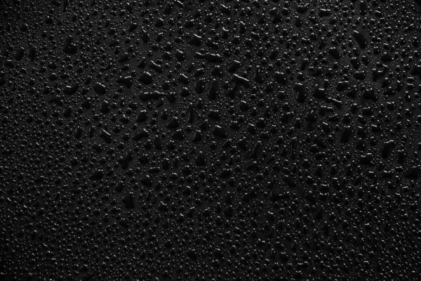Капли воды на черном фоне и текстуре. — стоковое фото