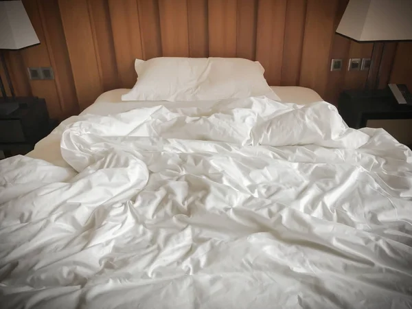 Estado de la cama al despertar por la mañana — Foto de Stock